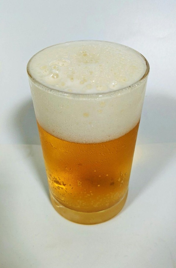 グラスに注がれたビールテイスト飲料