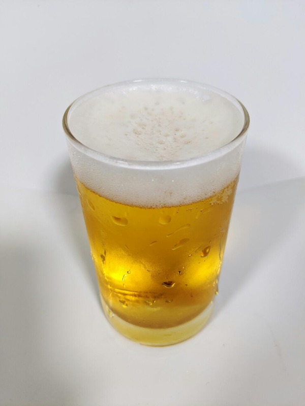 グラスに注がれたビールテイストの発泡酒