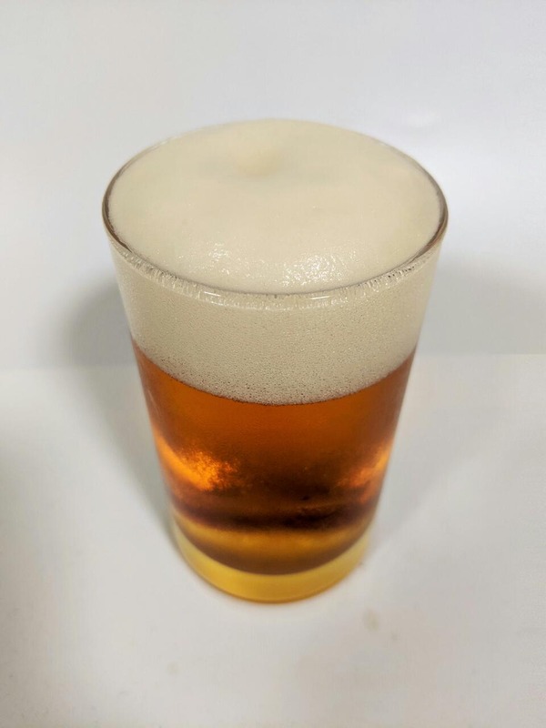 グラスに注がれた発泡酒 麦とホップ_薫る焙煎