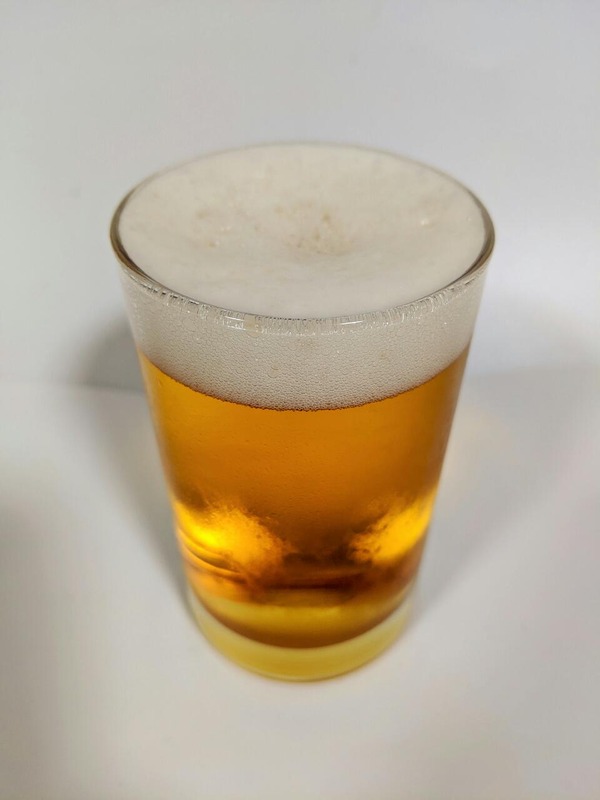 グラスに注がれたビールテイスト飲料