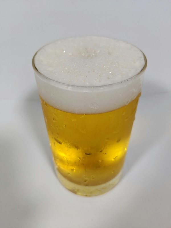 グラスに注がれたビール