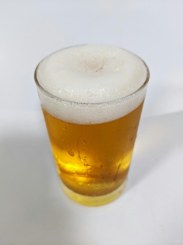 グラスに注がれたビールテイスト飲料