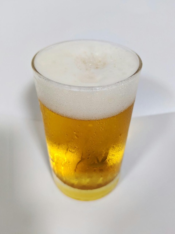 グラスに注がれたエールビール