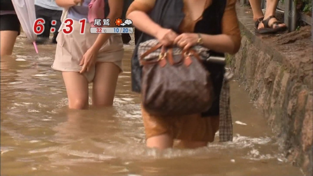 パンチラ狙い１(拡大表示)
