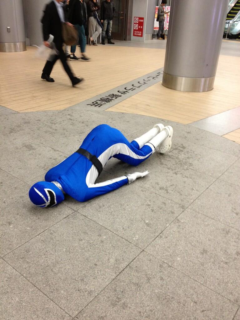 横浜線・新横浜駅の構内で倒れてる青レンジャーがいるようです２(拡大表示)