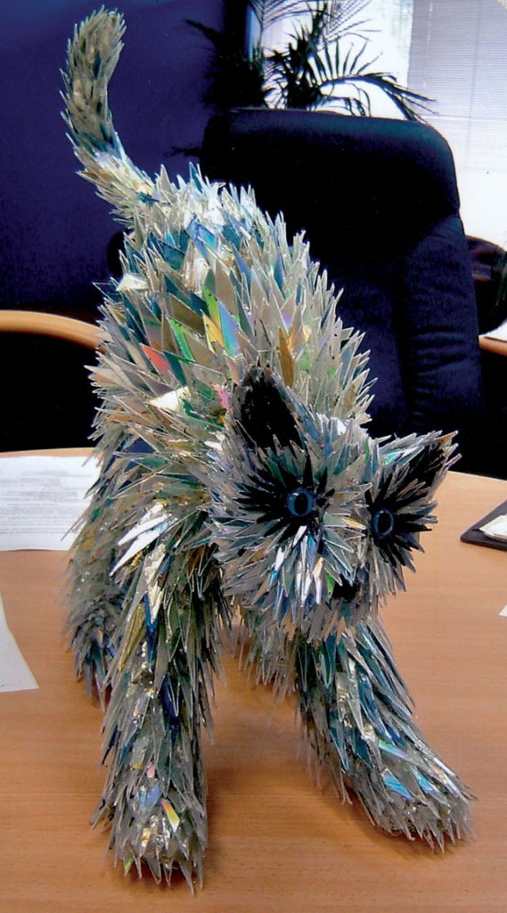 animal-sculptures-made-from-cds-2(拡大表示)