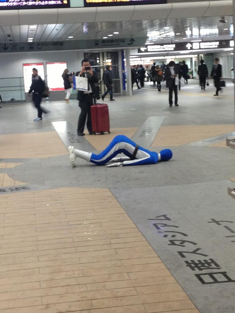 横浜線・新横浜駅の構内で倒れてる青レンジャーがいるようです１(拡大表示)