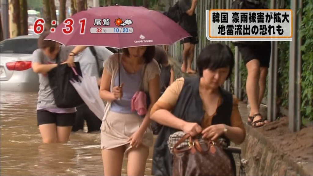 パンチラ狙い２(拡大表示)