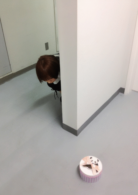 誕生日プレゼントをもらった麻里子様(拡大表示)