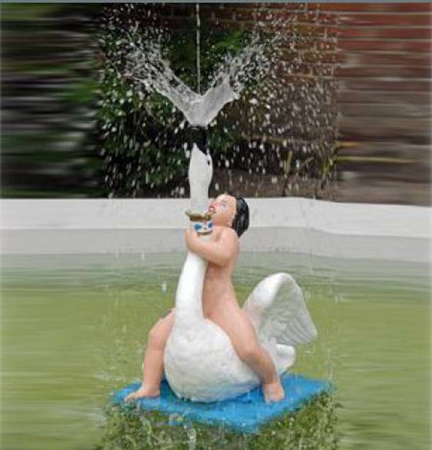 アヒルの首を占めている噴水(拡大表示)