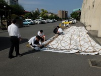 丸めた大壁新聞を・・・