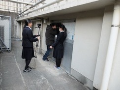 元新聞部室をのぞき込む。