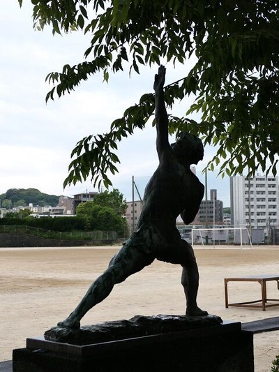 筑高体操の銅像