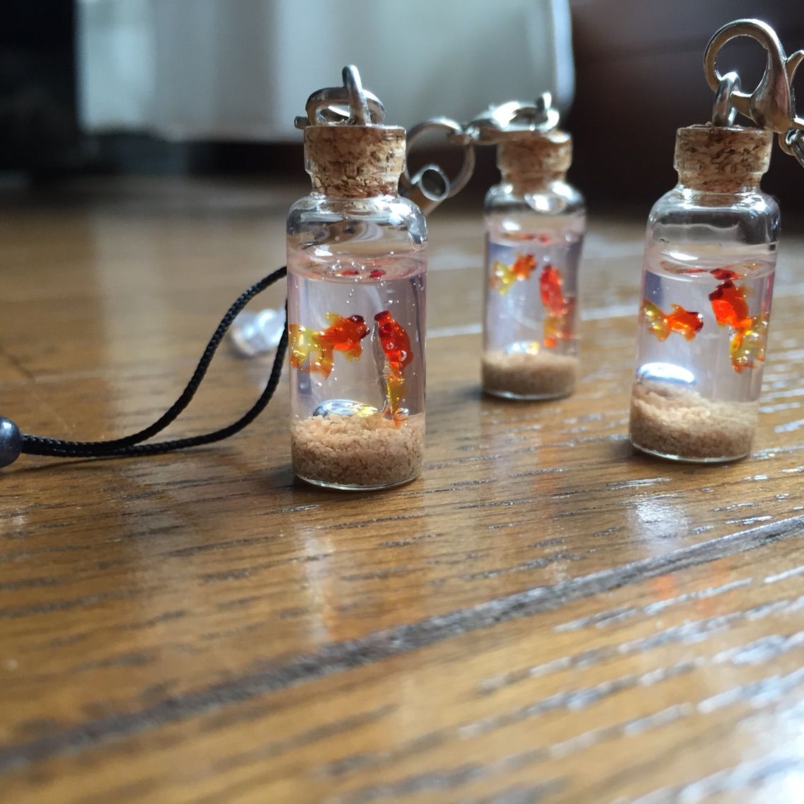 小瓶入り金魚 イヤフォンジャック すずめの雑貨屋さん 小瓶入り金魚 イヤフォンジャック すずめの雑貨屋さん
