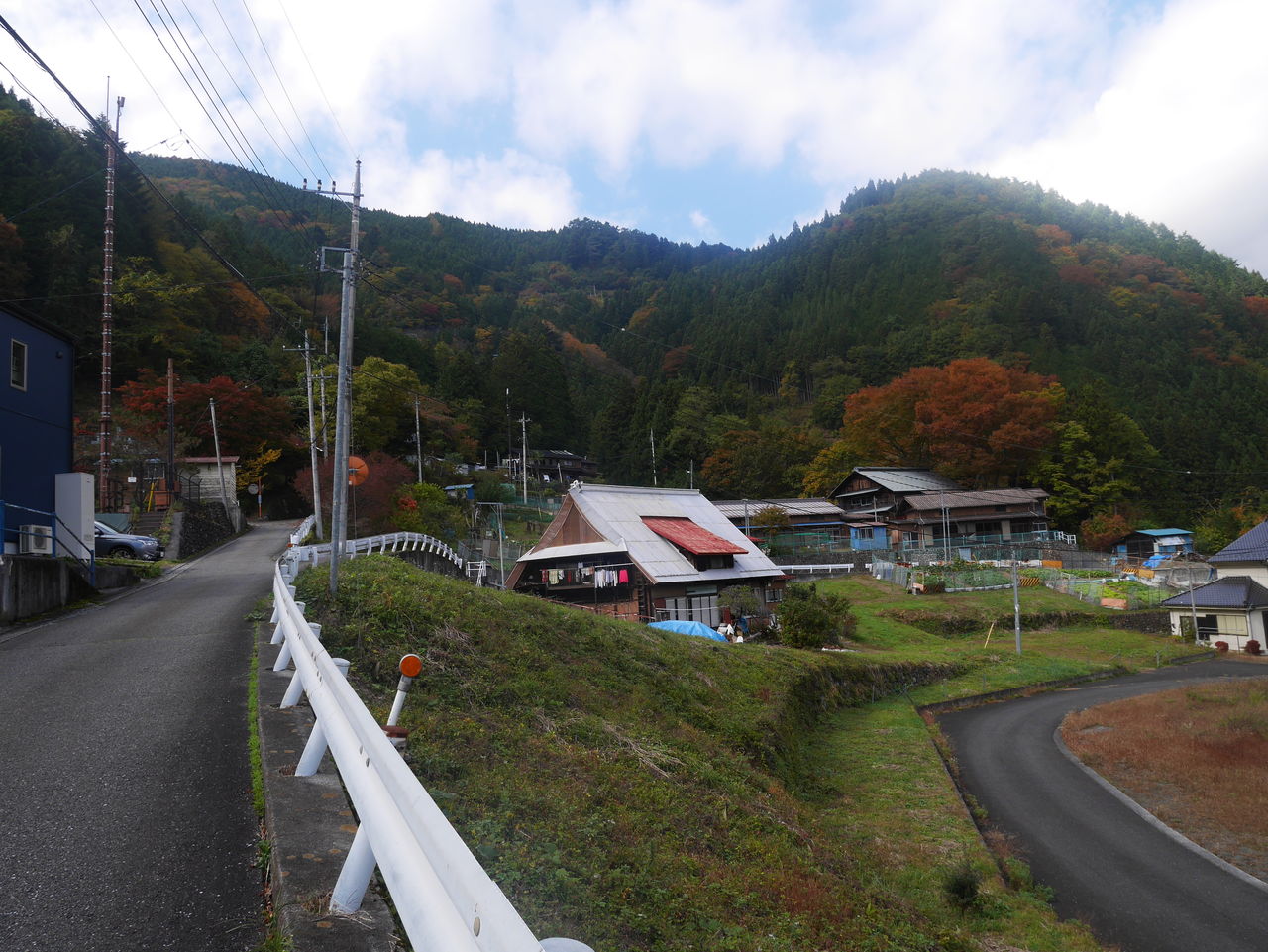 多摩川を歩く 東京都内にある天界の集落 奥多摩町峰 奥 原風景へ 人々の暮らしが織りなす風景 多摩川を歩く 東京都内にある天界の集落 奥多摩町峰 奥 原風景へ 人々の暮らしが織りなす風景