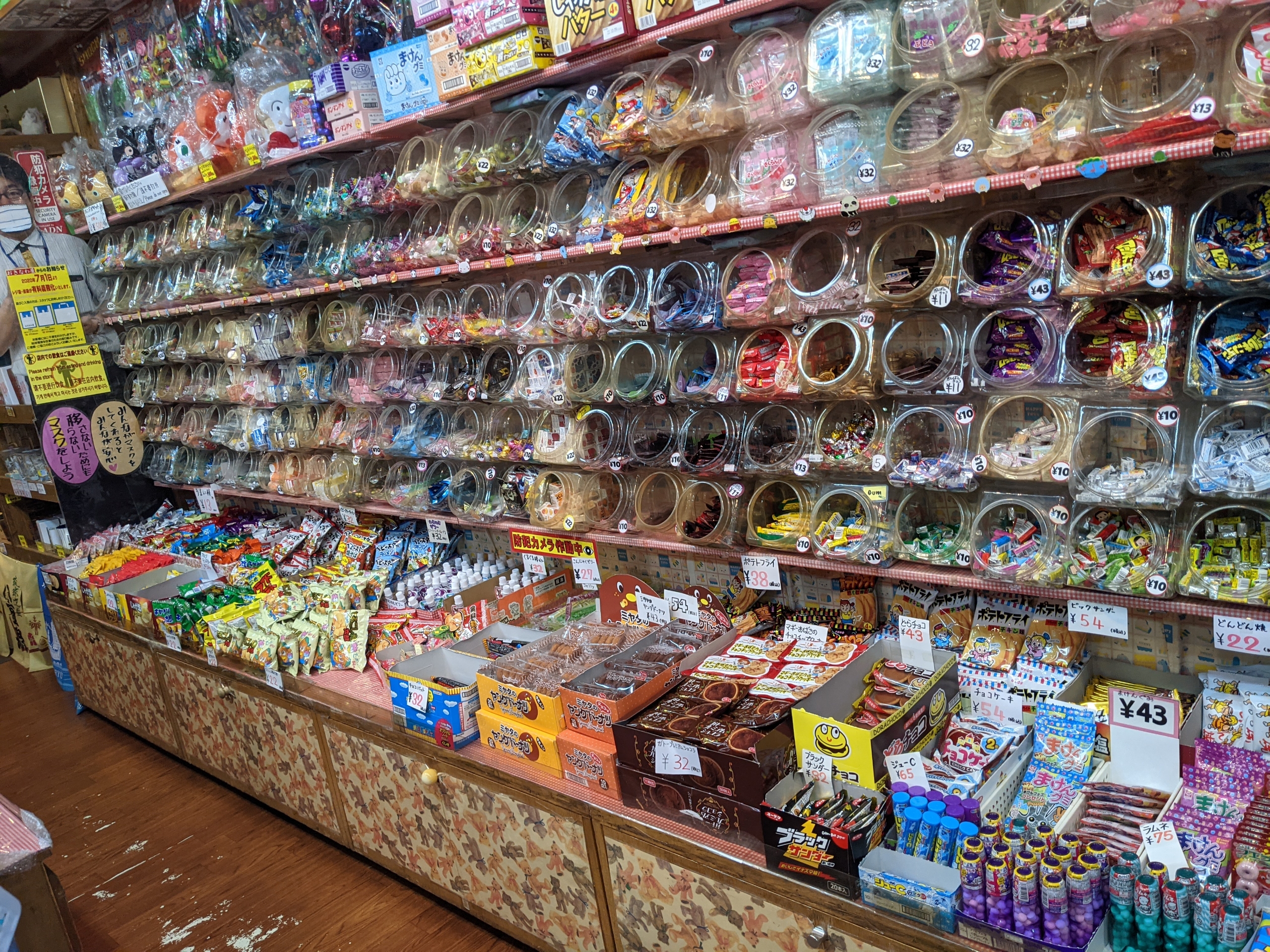 北谷町美浜 駄菓子の種類がすごい 子どもが喜ぶ 大人にも懐かしい おきなわ屋 美ら浜つーしん 沖縄県北谷町の地域情報サイト 北谷町美浜 駄菓子の種類がすごい 子どもが喜ぶ 大人にも懐かしい おきなわ屋 美ら浜つーしん 沖縄県北谷町の地域情報サイト