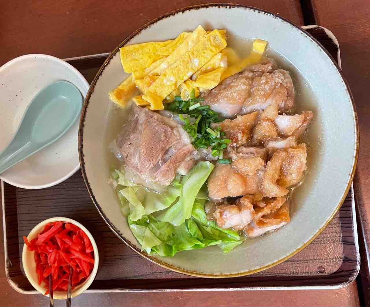 無添加沖縄そばで有名な りんくる食堂 さん 素敵なアメリカン住宅で食べる体に優しいスープが最高です 美ら浜つーしん 沖縄県北谷町の地域情報サイト