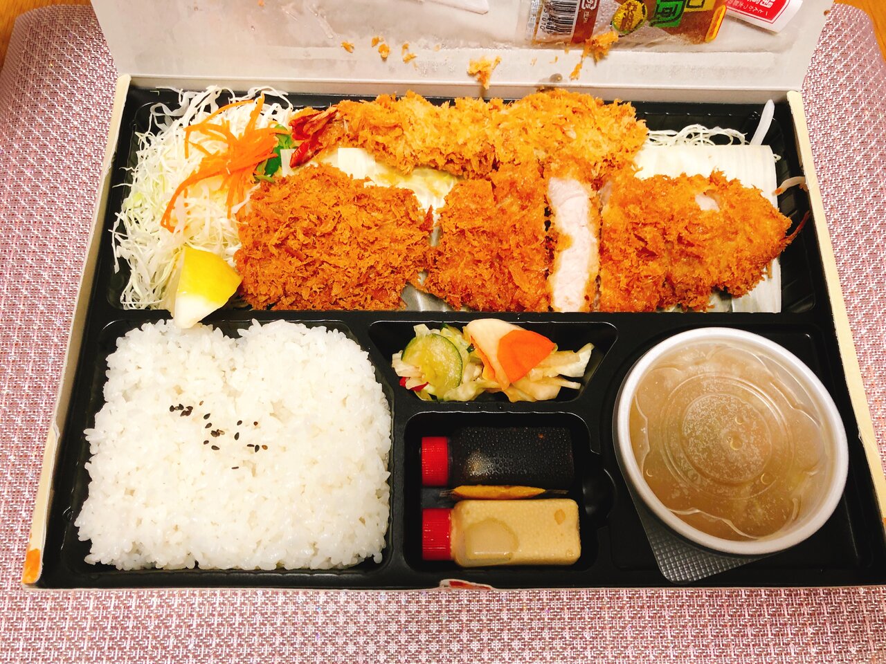 衣がサクサクで有名な とんかつ太郎 北谷店 さんでテイクアウト ロース ヒレ エビの豪華弁当食べてみました 美ら浜つーしん 沖縄県北谷町の地域情報サイト 衣がサクサクで有名な とんかつ太郎 北谷店 さんでテイクアウト ロース ヒレ エビの豪華弁当食べてみました 美ら浜つーしん 沖縄県北谷町の地域情報サイト