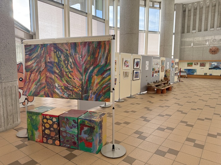 【北谷町】障害者週間イベント『ふれて、ひらく。想いとつながるアート展』北谷町役場で2025年12月10日(水)まで開催中