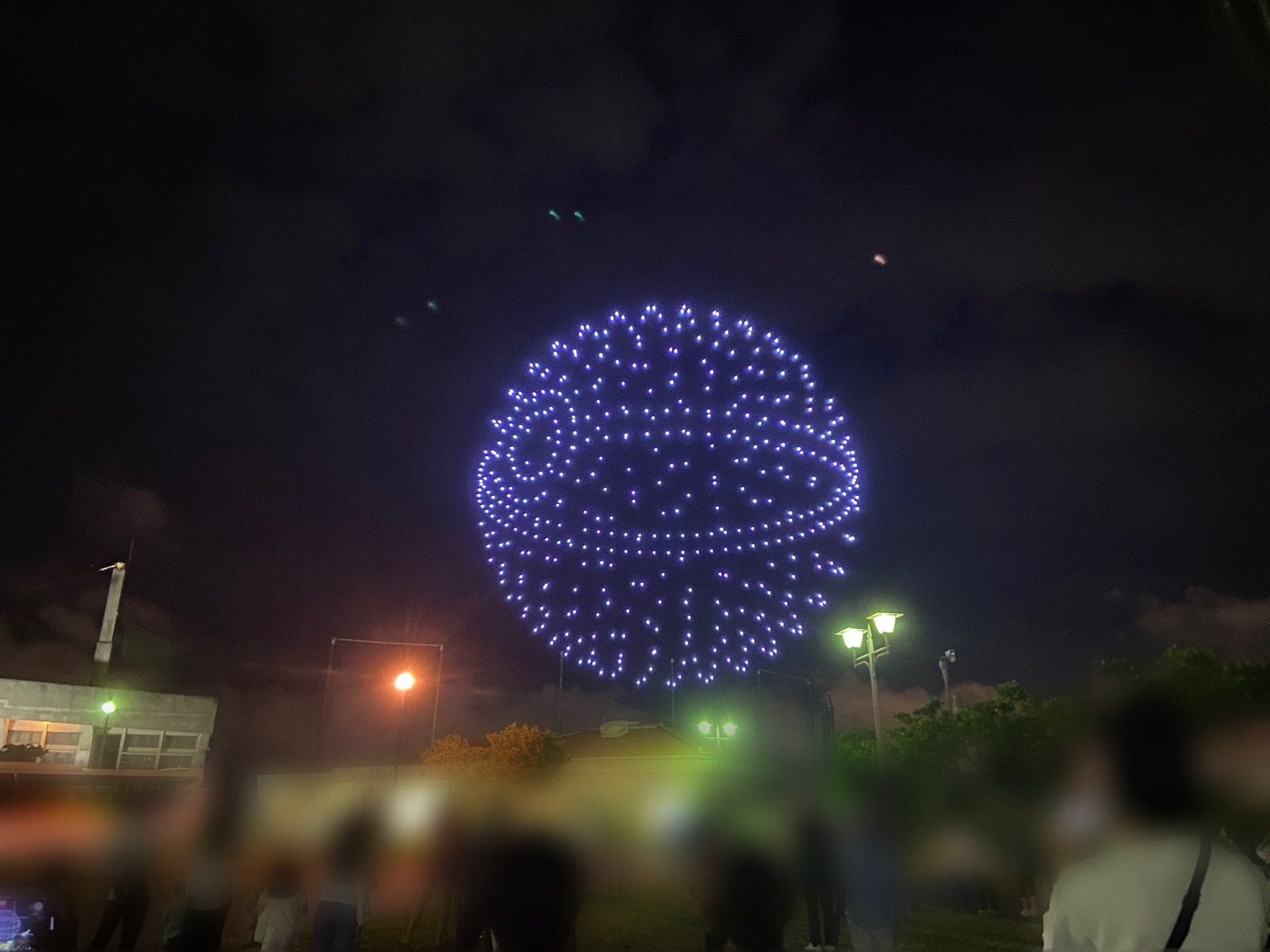 夜空に巨大モンスターボール登場 ポケモンドローンショー22 美ら浜つーしん 沖縄県北谷町の地域情報サイト