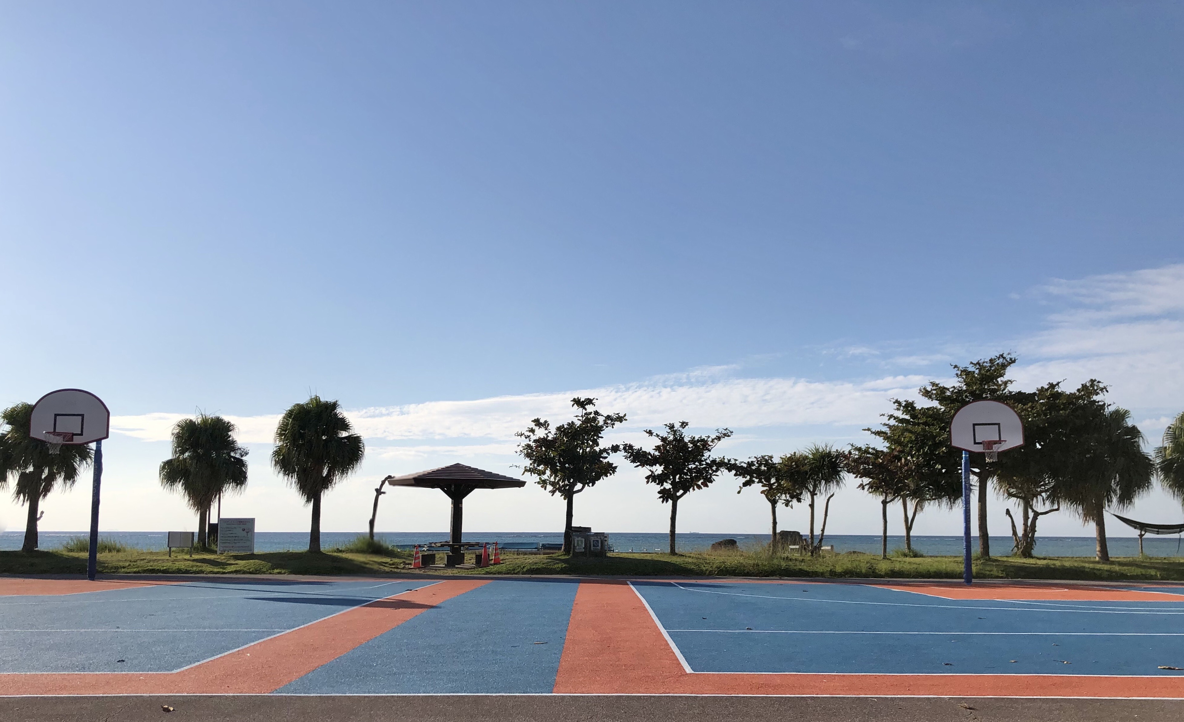 アラハビーチ隣接の安良波公園内 バスケットボールコート が工事完了しリニューアルされました 美ら浜つーしん 沖縄県北谷町の地域情報サイト