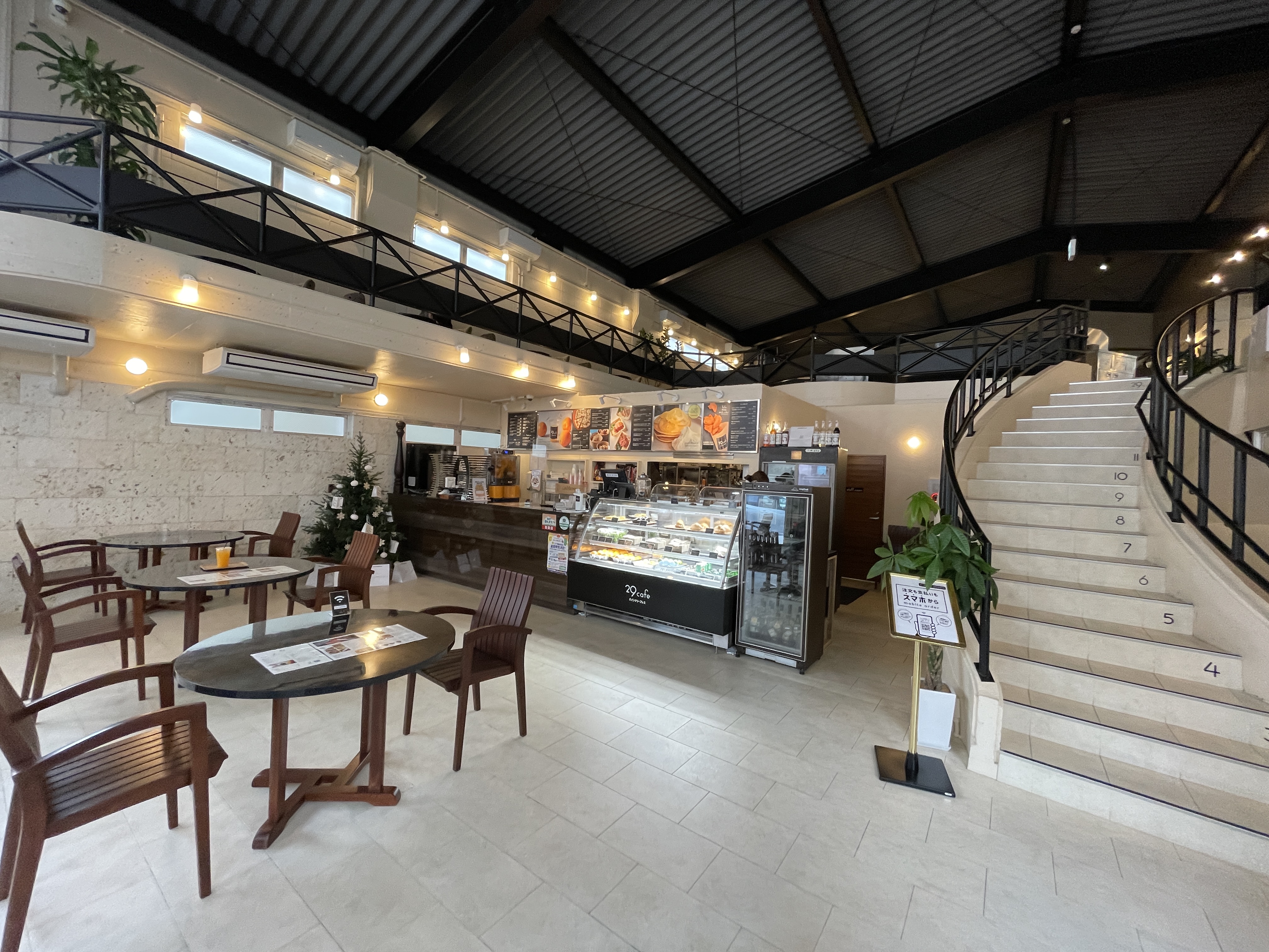 北谷町北谷の 29cafeパインツリーブレス で 低温調理ロースカツ と フレッシュコールドオレンジジュース でランチ 美ら浜つーしん 沖縄県 北谷町の地域情報サイト