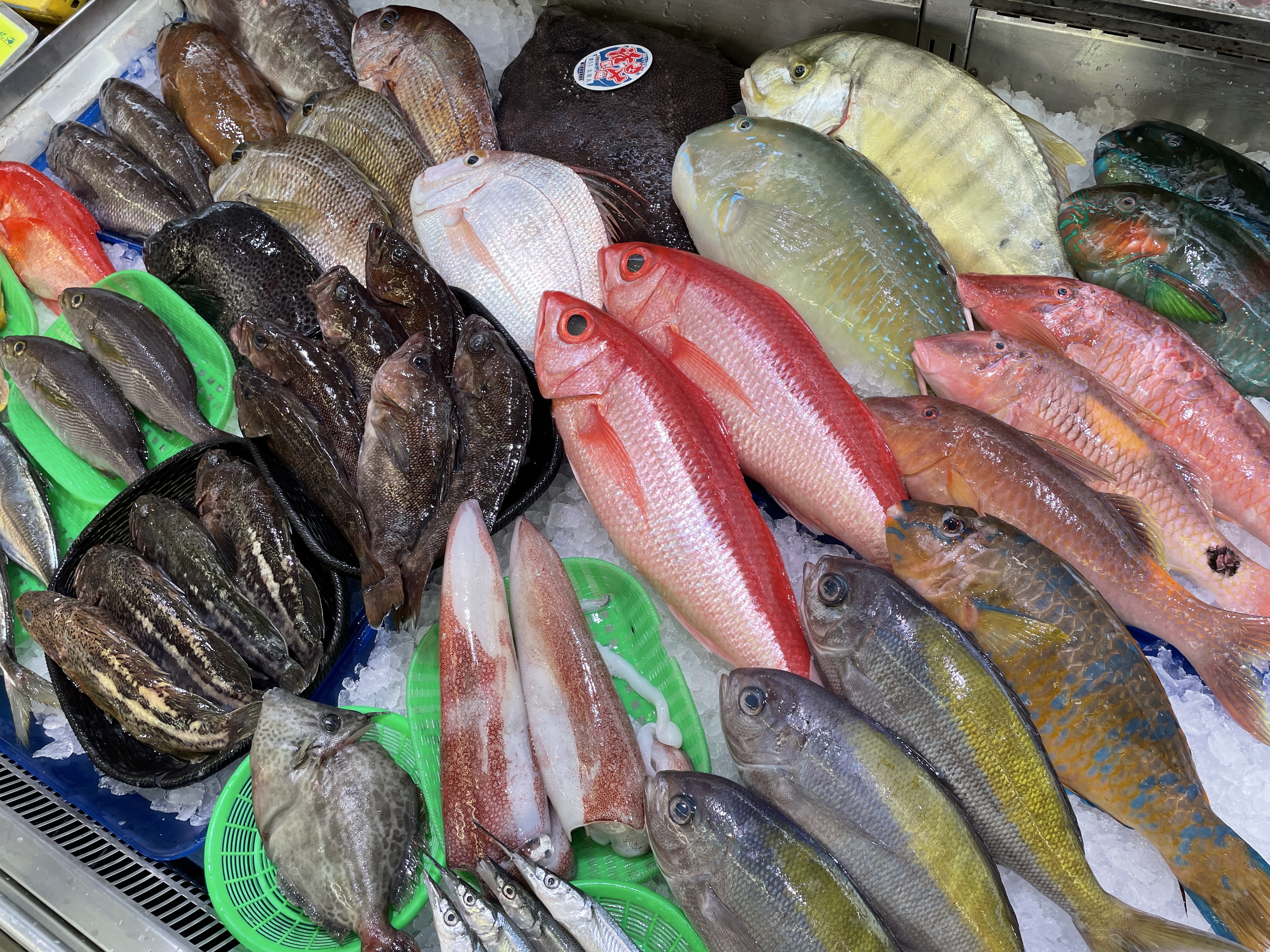 北谷町桑江にある 魚しげ さんに行ってきました セリ市場から直送の新鮮な魚介類専門の卸 小売店です 美ら浜つーしん 沖縄 県北谷町の地域情報サイト