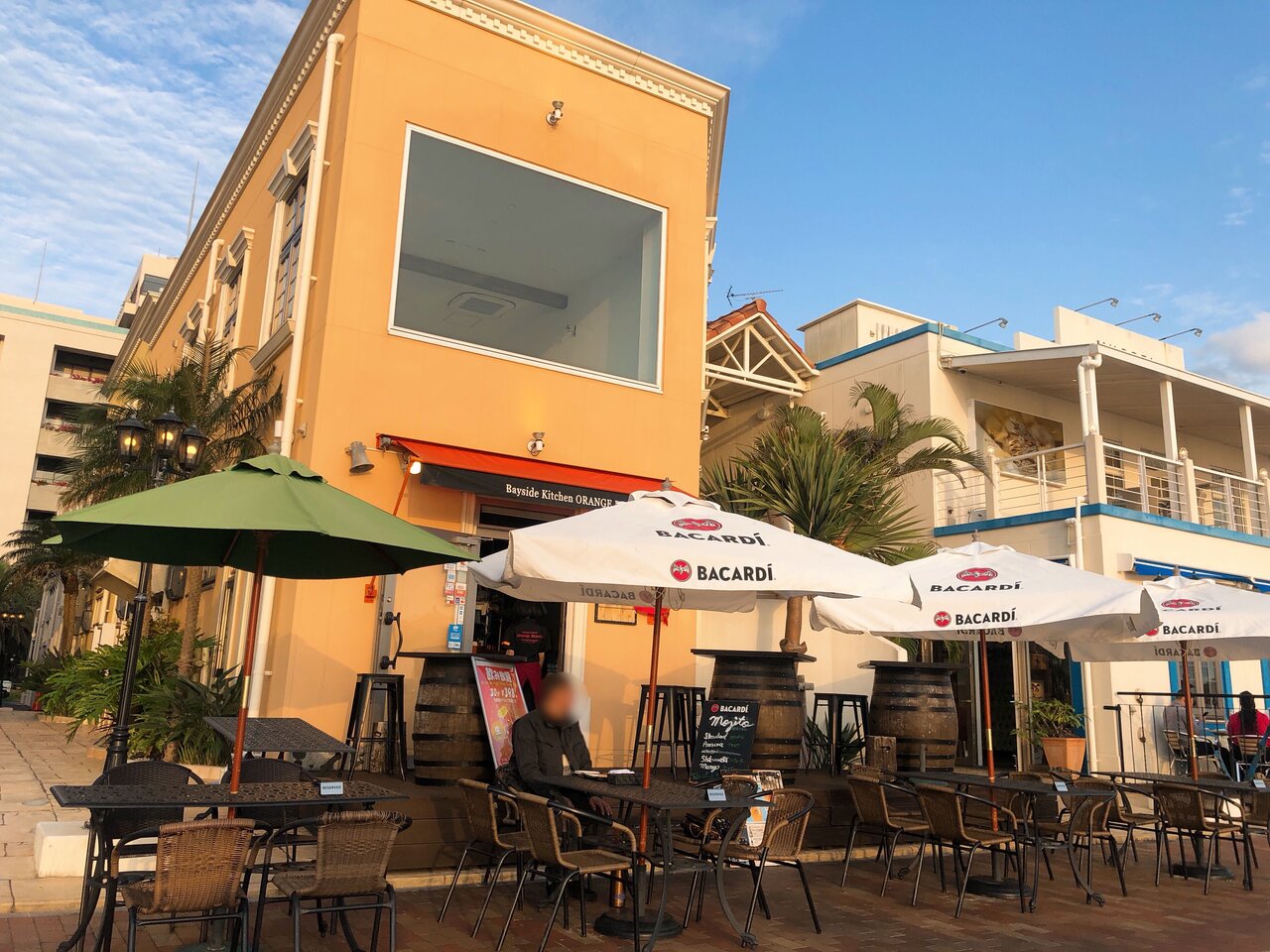 北谷町の夕日を見ながらカジュアルスペイン酒場 Bayside Kitchen Orange Boomで食べるパエリアは最高です 美ら浜つーしん 沖縄県北谷町の地域情報サイト