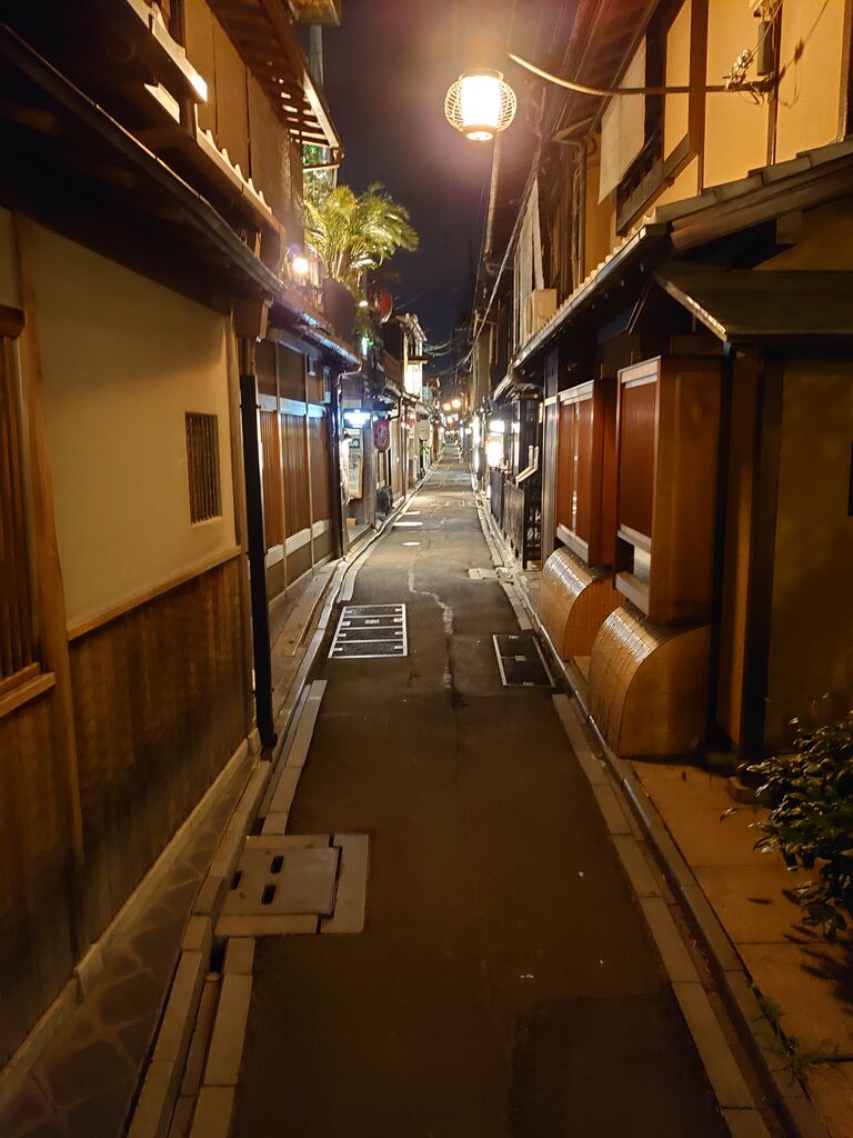 金曜日の夜10時の先斗町 京都先斗町の中華やさん 一品香 金曜日の夜10時の先斗町 京都先斗町の中華やさん 一品香