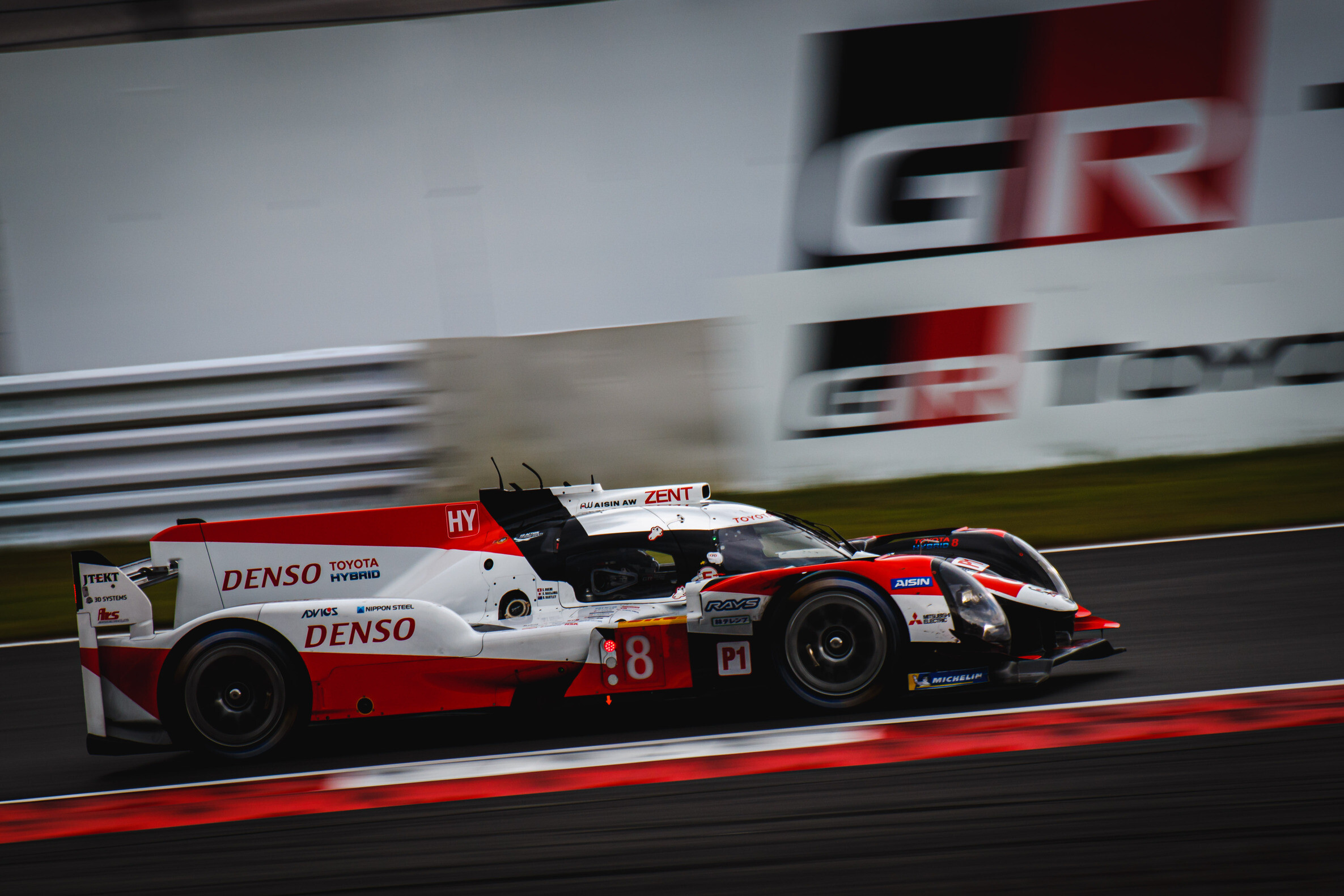 WEC 新型プロトタイプマシントヨタGR010ハイブリッド : チラシの中の人