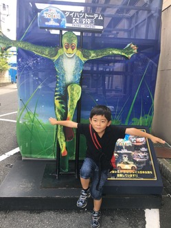 会場前でポーズ