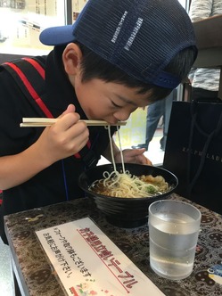 お子様用立ち食いテーブル(笑)