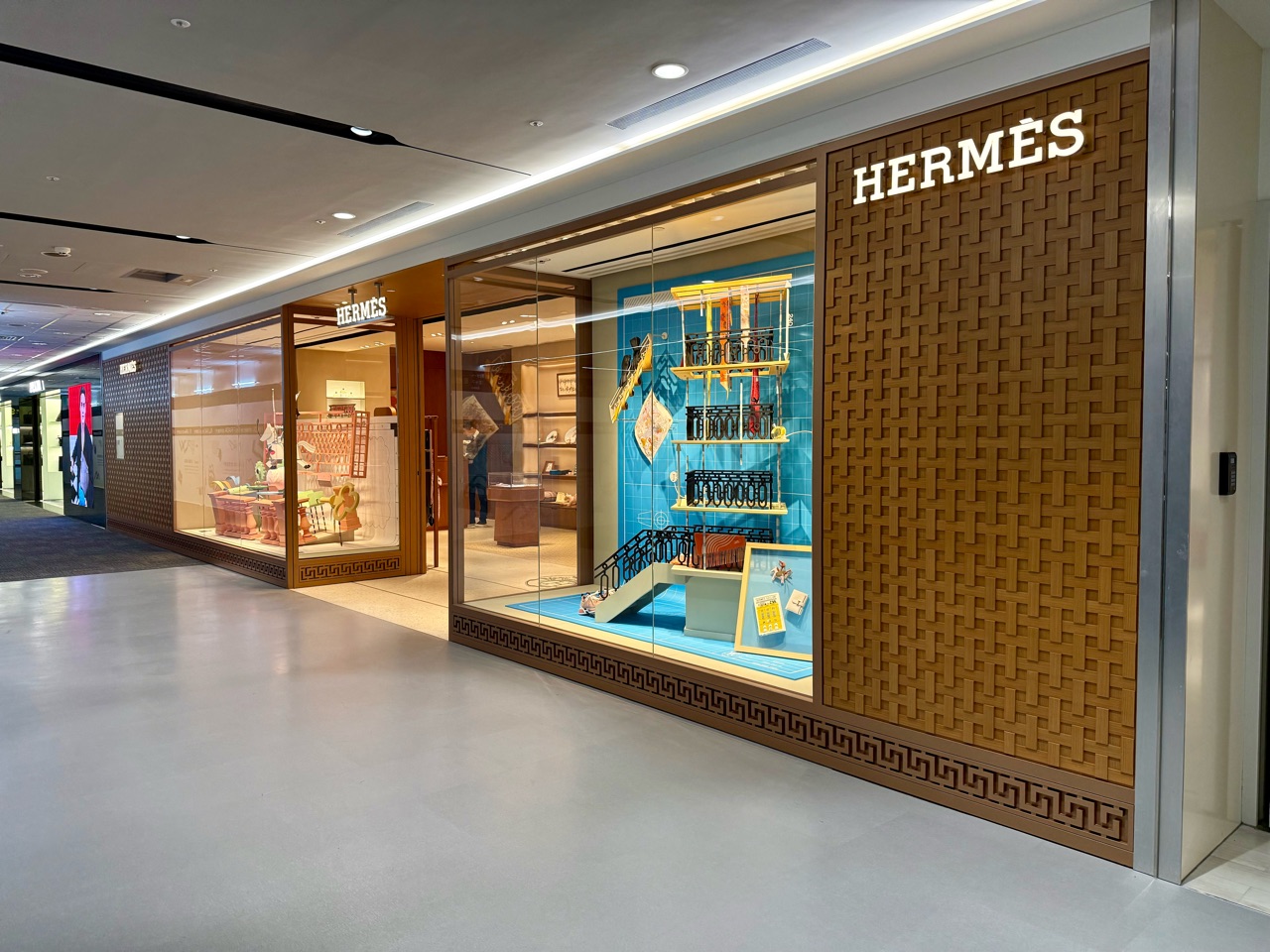 エルメス　日本国内ブティック購入　未使用に近い エルメス ケリー32 セリエ(外縫い) ブラック ボックスカーフ ゴールド