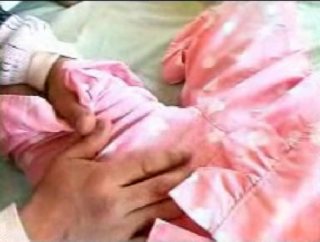 眠っている中学生の妹を、パジャマの上から未成熟な肉体を撫で回す ...