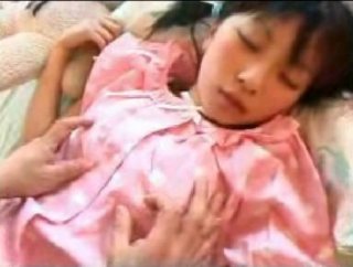 眠っている中学生の妹を、パジャマの上から未成熟な肉体を撫で回す ...