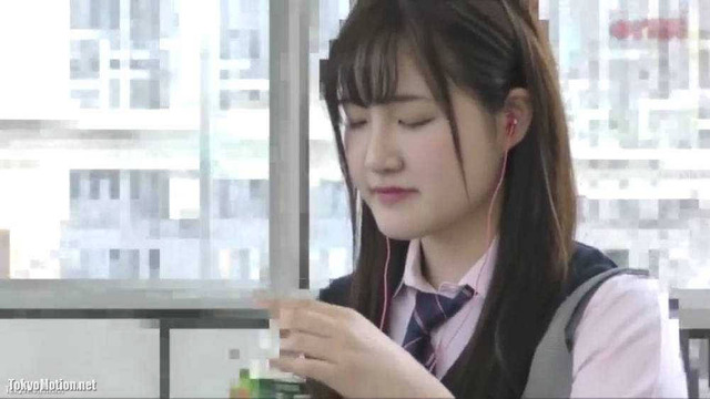 本物の痴漢動画。制服女子高校生生徒のスカートの中に手が侵入。純白スカート越しにお尻、あそこをペッティングされる : ちょっとエッチなブログ