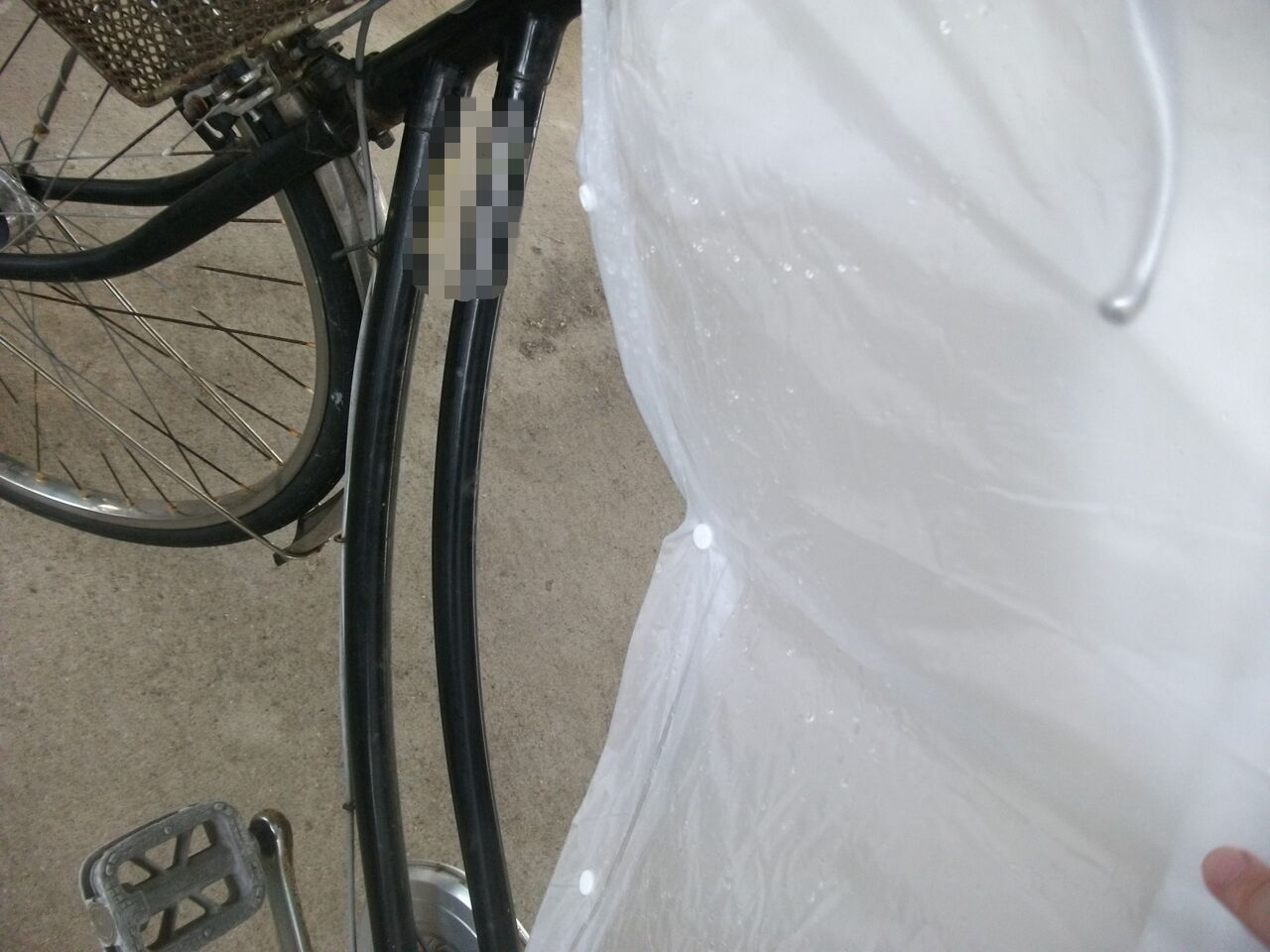 自転車にカッパを掛けて