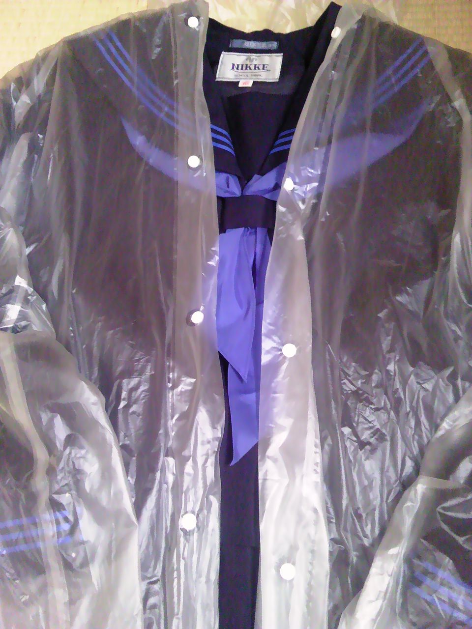 投稿作品 雨の日によく見られるセーラー服のコーデ カッパは透明で