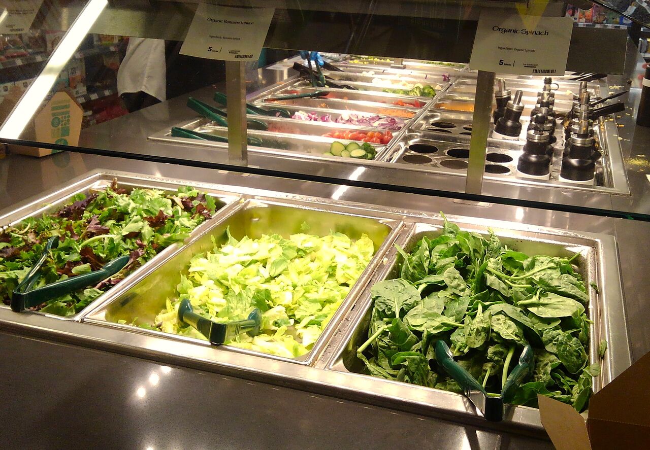 ホールフーズのサラダバーとオリーブバー（Salad Bar & Olive Bar at