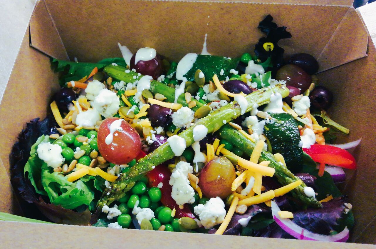 ホールフーズのサラダバーとオリーブバー（Salad Bar & Olive Bar at