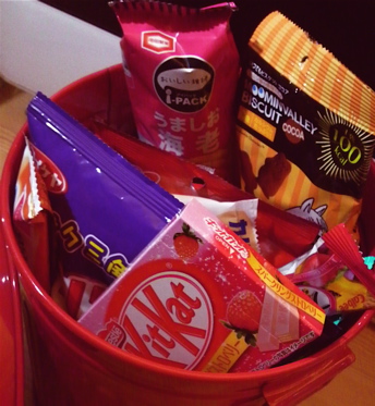 お菓子の缶詰が満杯の図