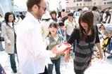 ひたち国際大道芸自転車曲乗り火を食べる