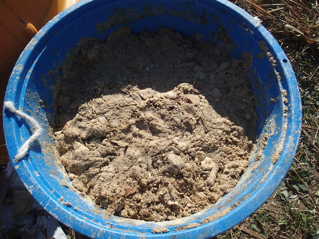 土着菌堆肥を黒ビニールに詰め直す くだものと やさい作りの記録 16