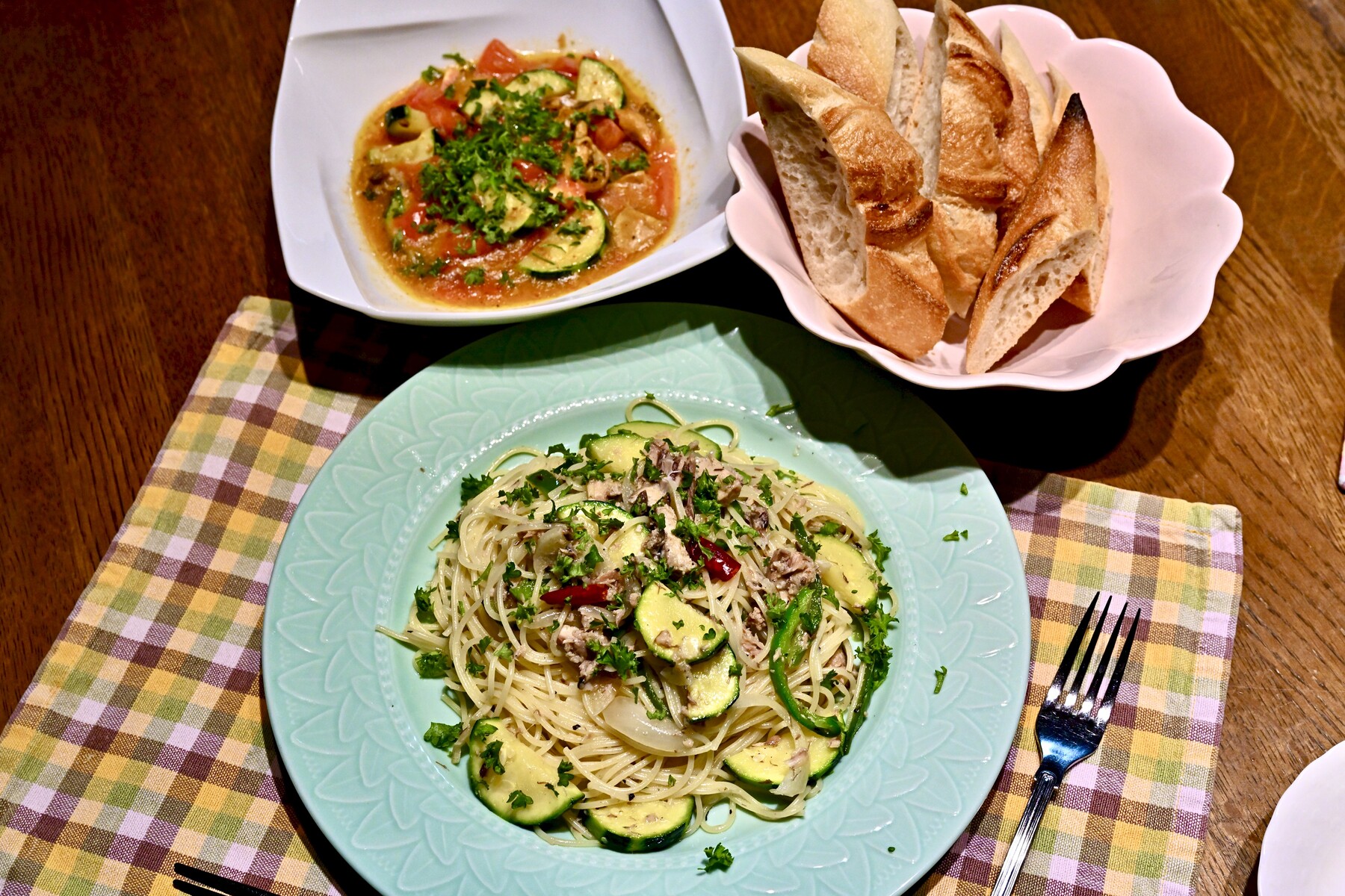 サバ缶ズッキーニパスタとほやのアヒージョアレンジ 左上 クリントンのひとりごと