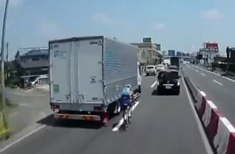 ロードバイク乗り 我が道を行くぜ トラックと車でサンドイッチになりブチギレの一部始終 クリパラ