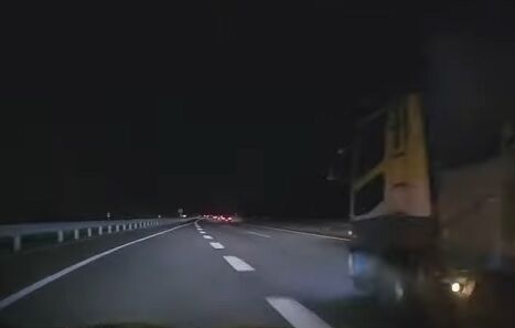 ドラレコ 高速道路で合流したいdqn女 行けるか 行けるか トラックに激突 女 ウェーイwww クリパラ ドラレコ 高速道路で合流したいdqn女 行けるか 行けるか トラックに激突 女 ウェーイwww クリパラ