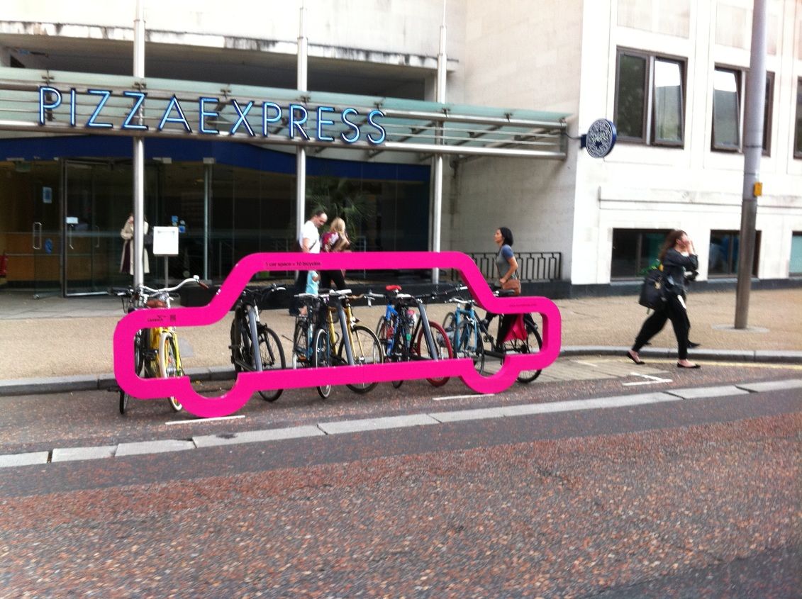 車一台分のスペースにたくさん駐輪できることをアピールするオブジェ きよおと Kiyoto