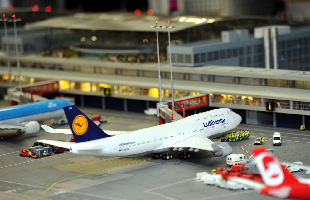 チルトシフトではなく、ミニチュア・ワールドで再現された空港 : きよ