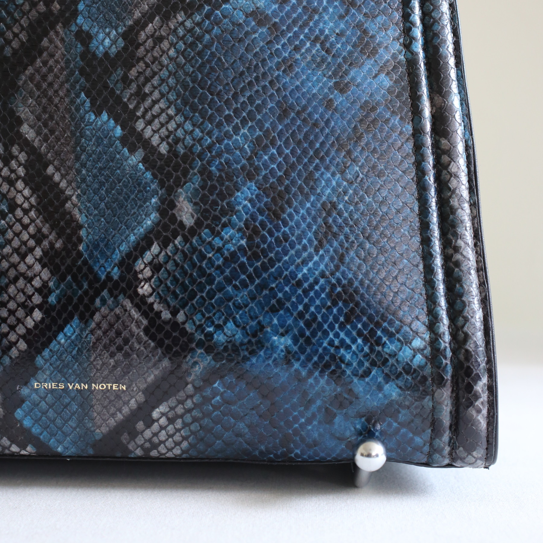 DRIES VAN NOTEN ～ 端正なブルーのパイソン柄バッグ : CLOSET