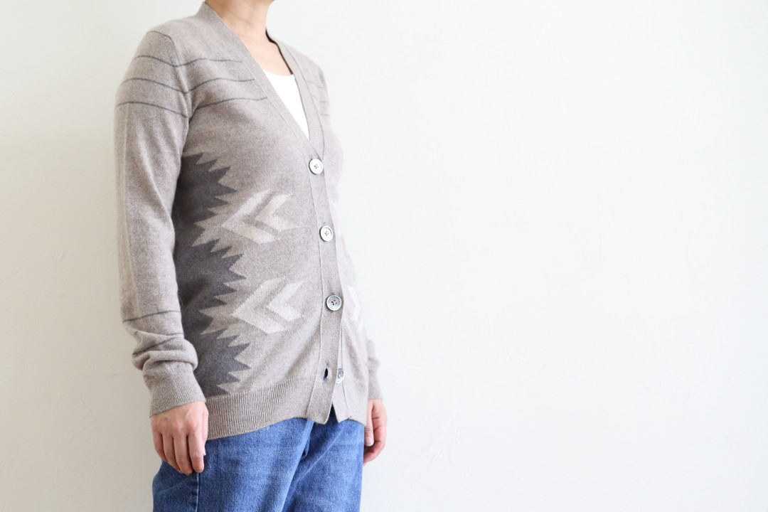 クイーンアンドベル QUEEN&BELLE　カシミアカーディガン QUEENE AND BELLE ～ ネイティブアメリカン柄のカーディガン